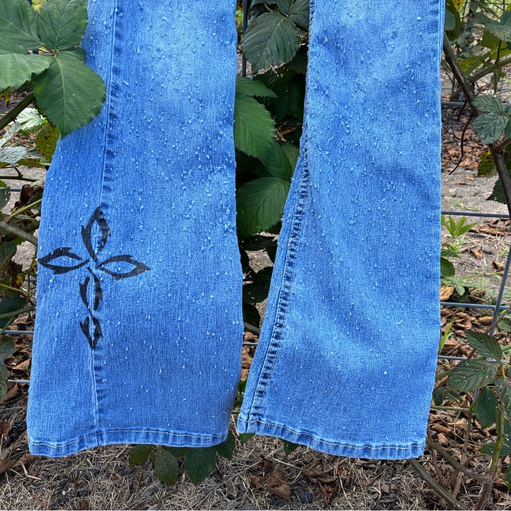 Women’s No Boundaries Distressed Shotgun Jeans w/Christian Hand Paintings, Size7 - Picture 8 of 16